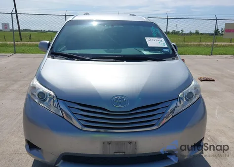 2015 Toyota Sienna Le 8 Passenger z USA, uszkodzony, nr VIN 5TDKK3DC7FS624148